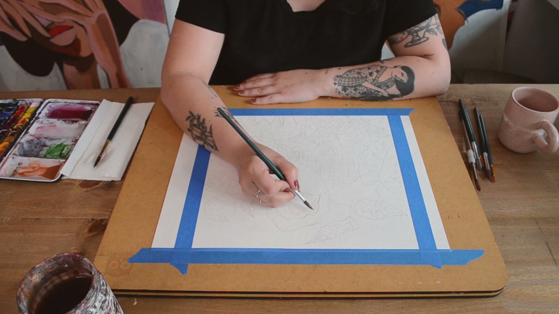 Folha de aquarela em branco na mesa, antes de começar a pintura