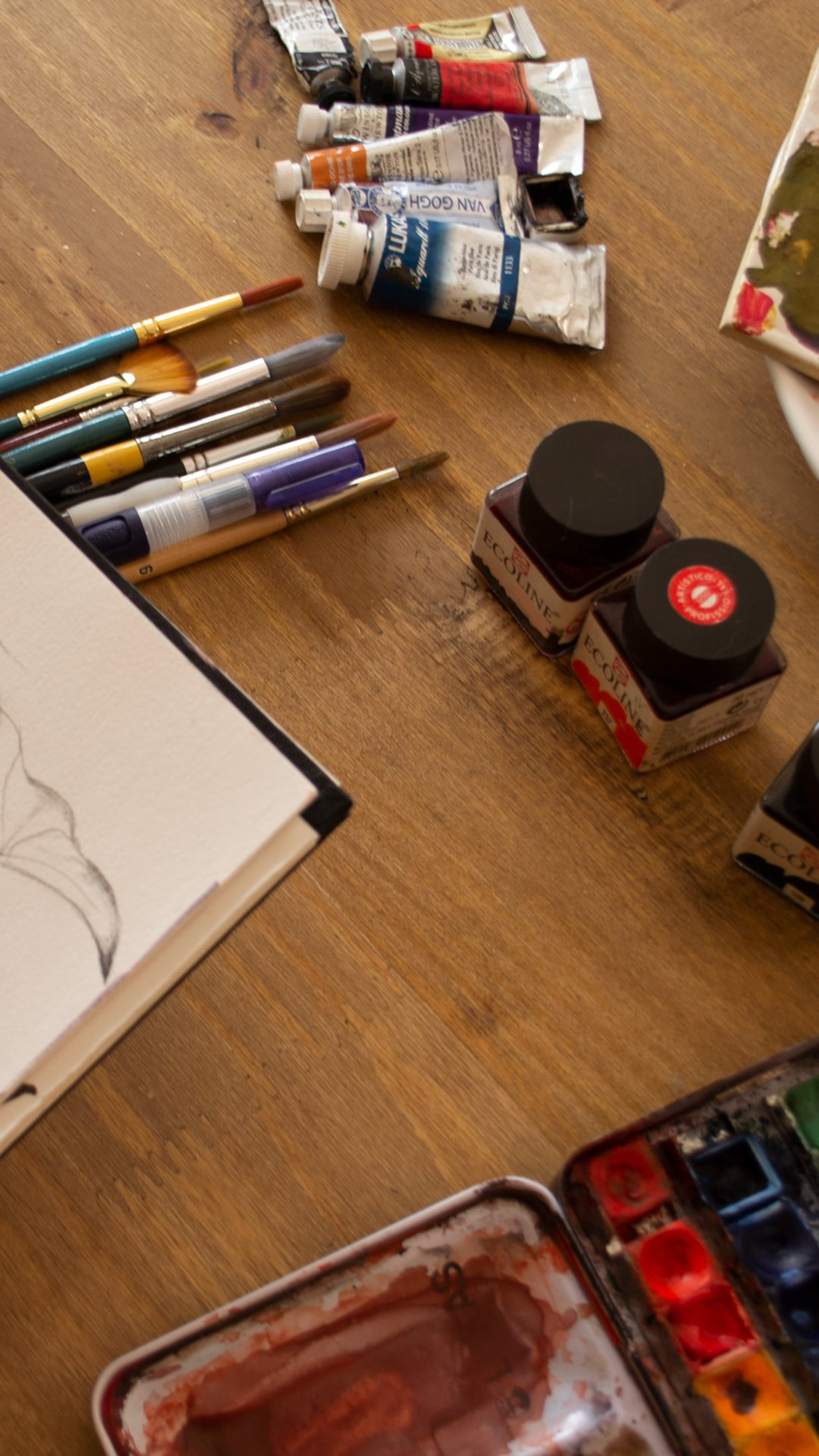 Materiais de aquarela organizados sobre a mesa