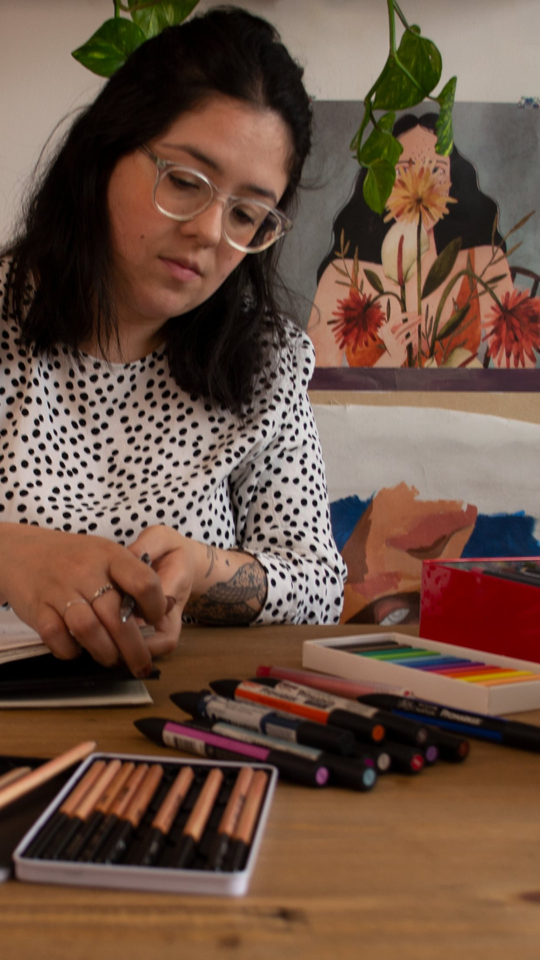 Brunna Mancuso desenhando no ateliê