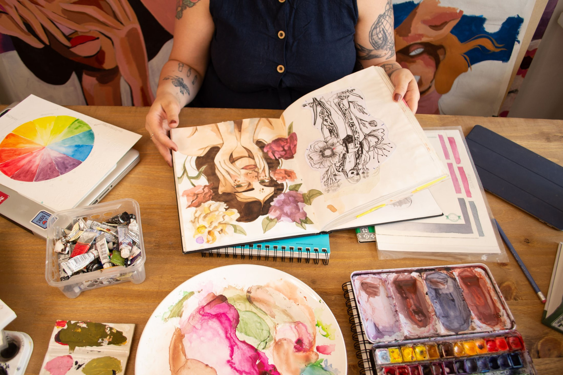 Sketchbook com referências e círculo cromático